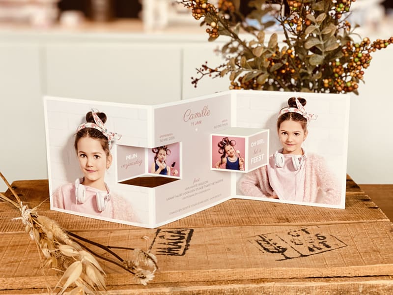 Uitnodiging - Kaart met flapjes en foto's roze
