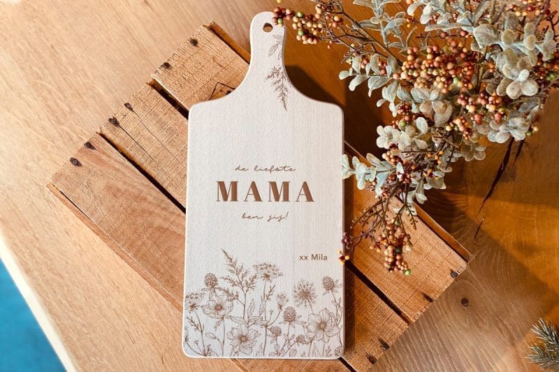 De Gegraveerde Snijplank: Een Persoonlijke Touch in Elke Keuken () De Gegraveerde Snijplank: Een Persoonlijke Touch in Elke Keuken