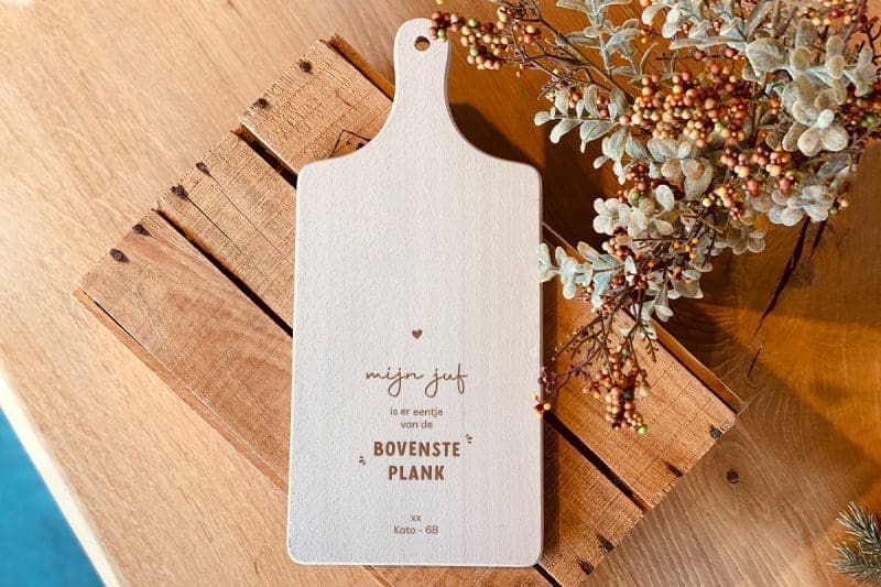 De Gegraveerde Snijplank: Een Persoonlijke Touch in Elke Keuken () De Gegraveerde Snijplank: Een Persoonlijke Touch in Elke Keuken